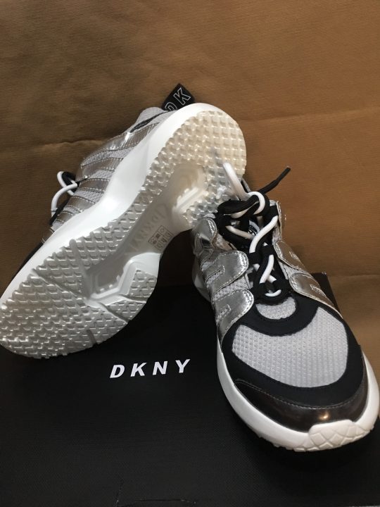 Giày-thể-thao-nữ-hiệu-DKNY-màu-trắng-bạc-size-US-7.5-chính-hãng_đế
